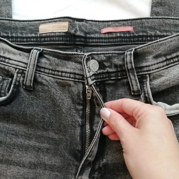 Anthropologie Pilcro Slim Boyfriend Jeans in Washed Black Distressed 31 (12) - Picture 10 of 16